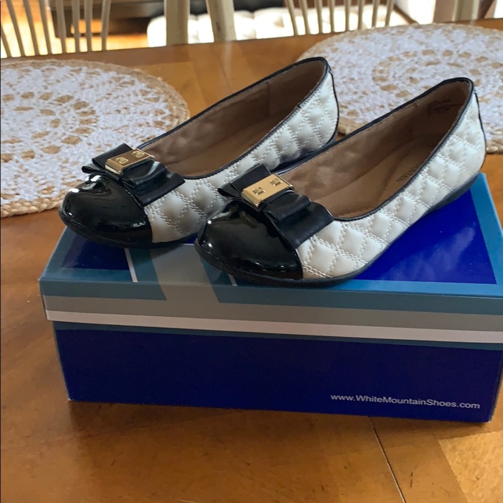 White Mountain flats size 6